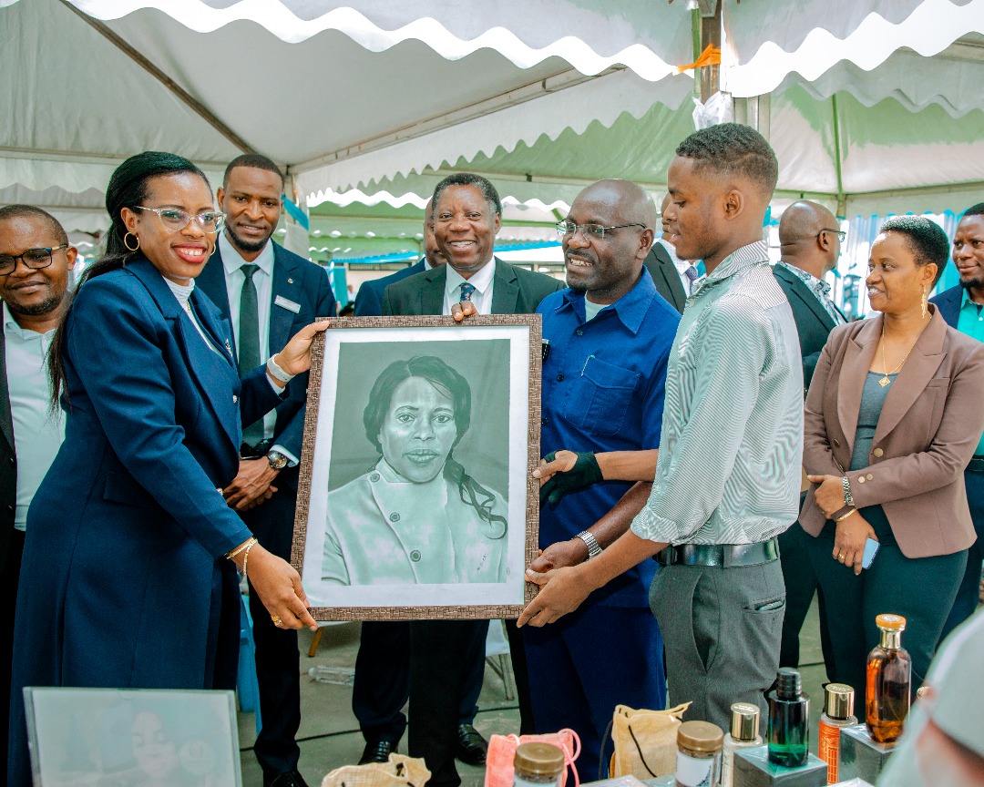 Deputy Minister Visits Booths
