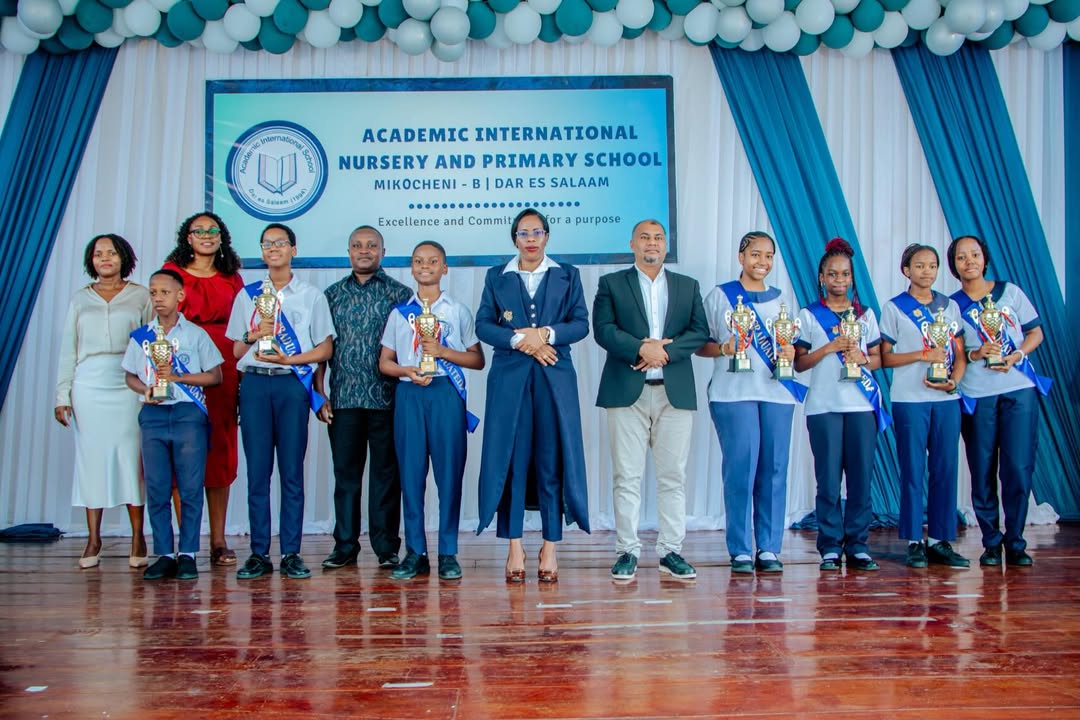 Group photo of Class 7 graduates, 29th graduation ceremony